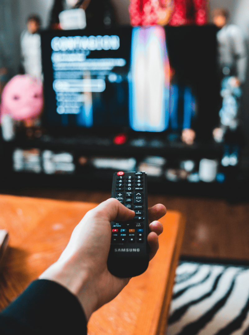 Foto von einer Fernbedienung und einem TV Gerät
